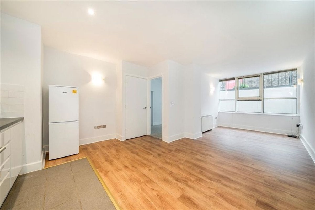 Flat Artichoke Hill in Greater London