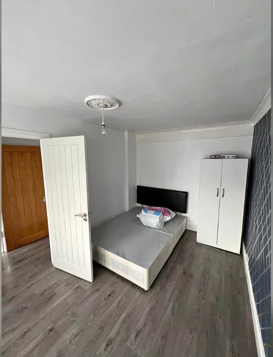 Room Albany Park Avenue in Greater London