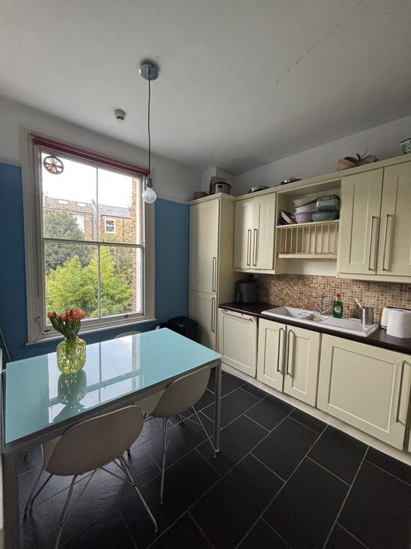Room Victoria Park Road in Greater London