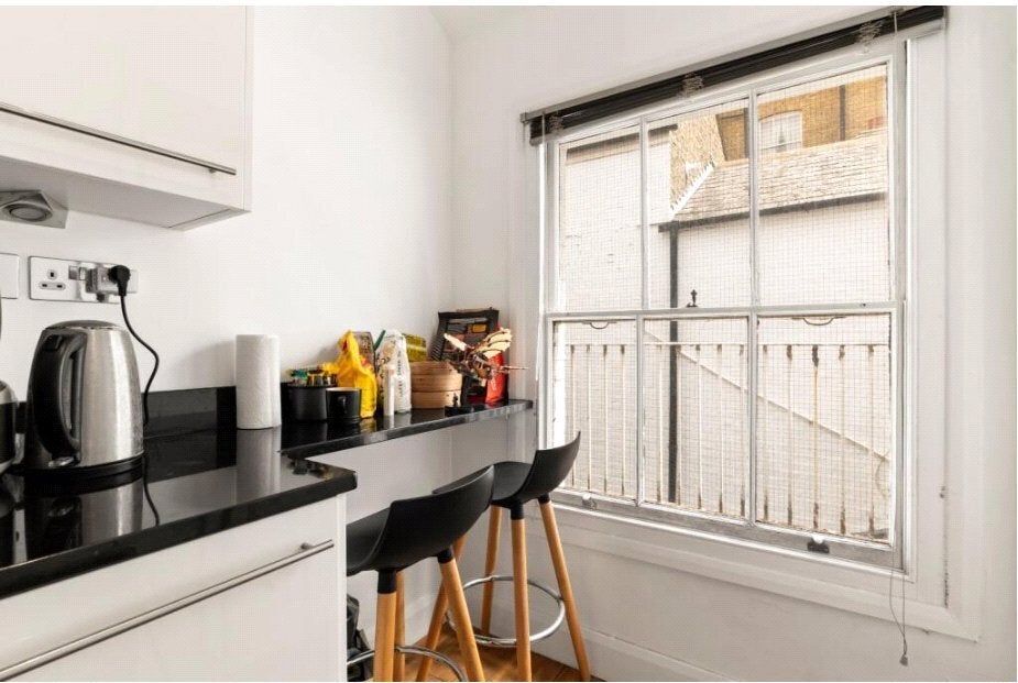 Flat Carmel Court in Greater London