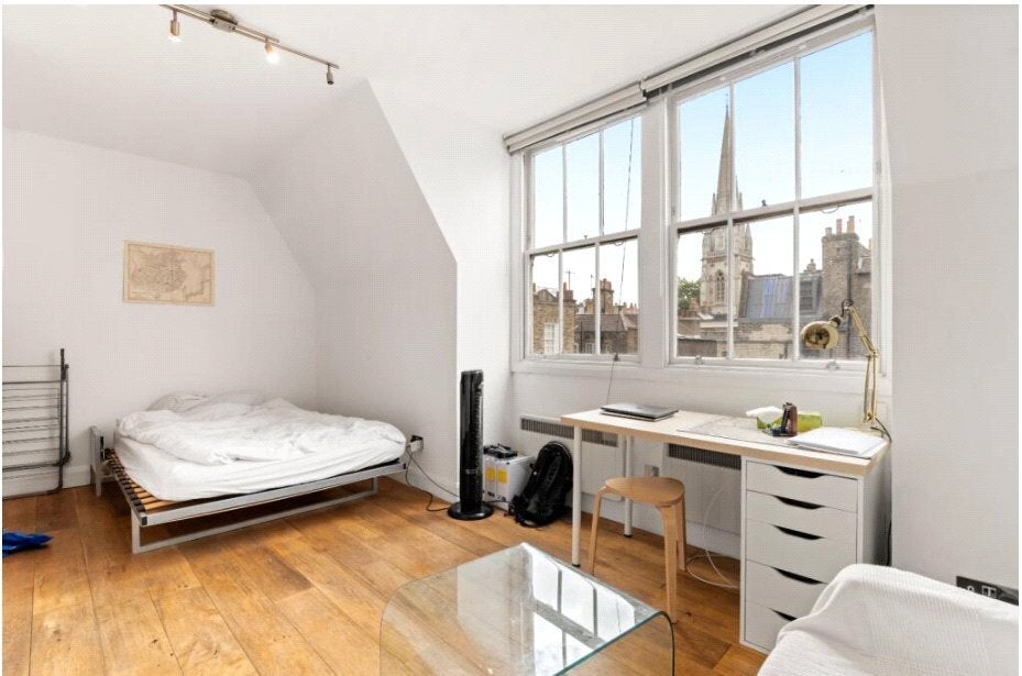 Flat Carmel Court in Greater London