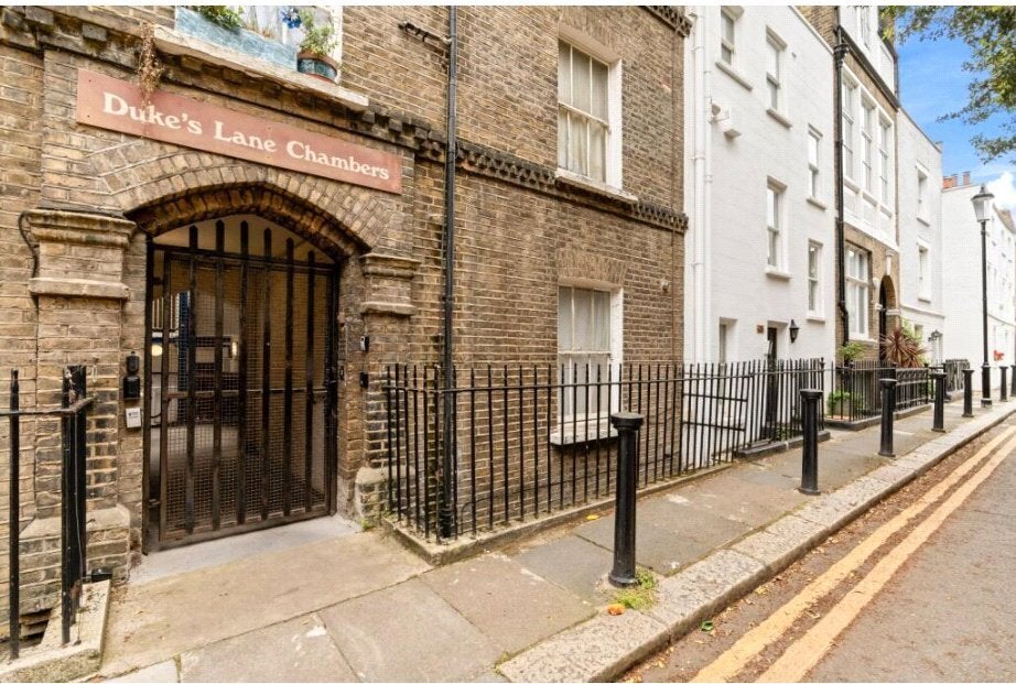 Flat Carmel Court in Greater London