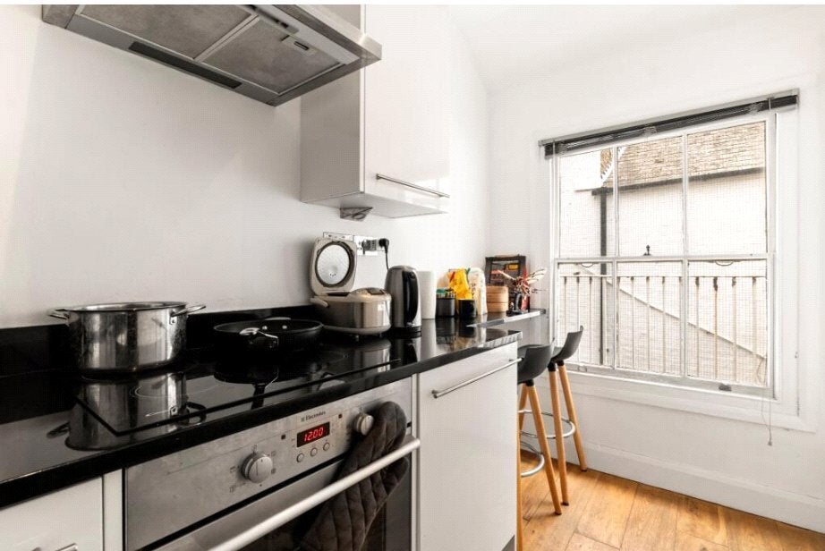 Flat Carmel Court in Greater London