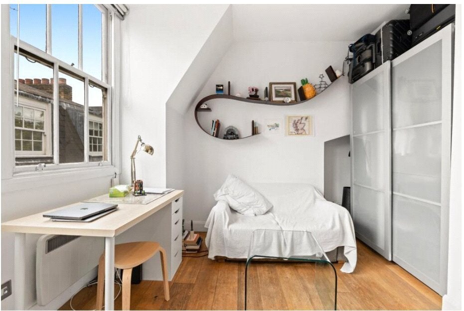 Flat Carmel Court in Greater London