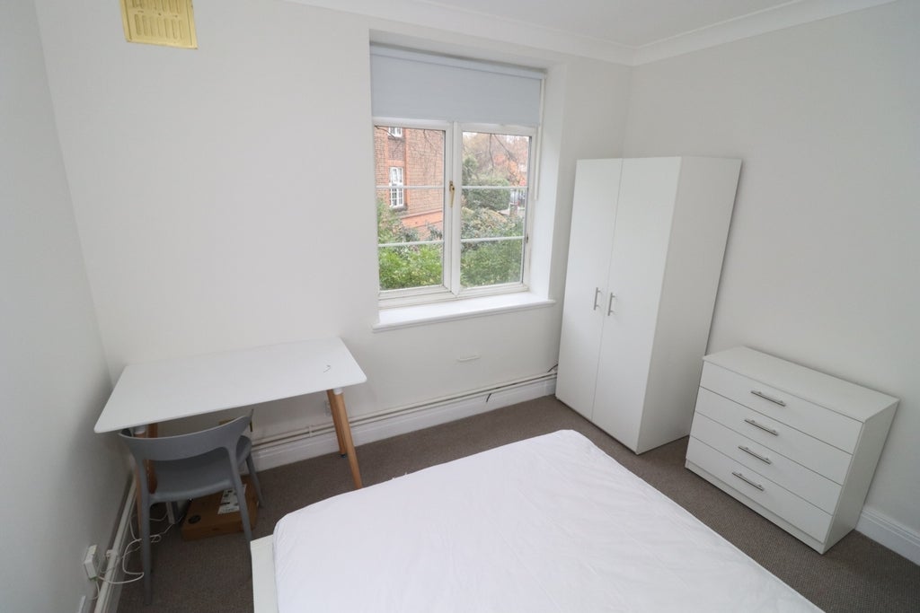 Room Globe Road in Greater London