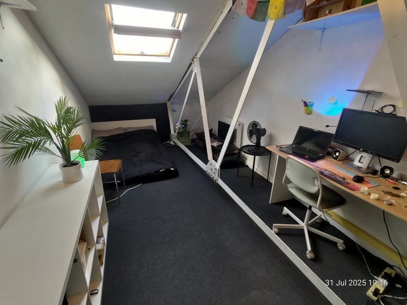Room Wallis Road in Greater London