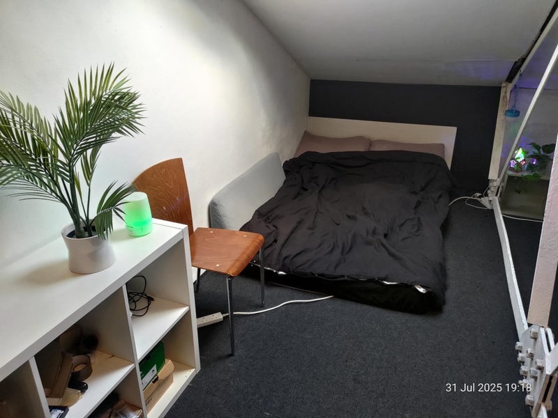 Room Wallis Road in Greater London