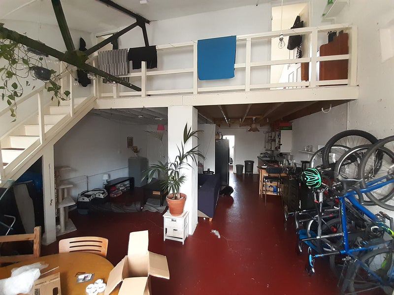 Room Wallis Road in Greater London