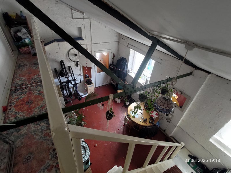 Room Wallis Road in Greater London
