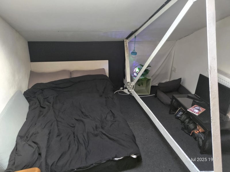 Room Wallis Road in Greater London