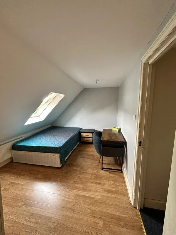 Room Greenford Road in Greater London