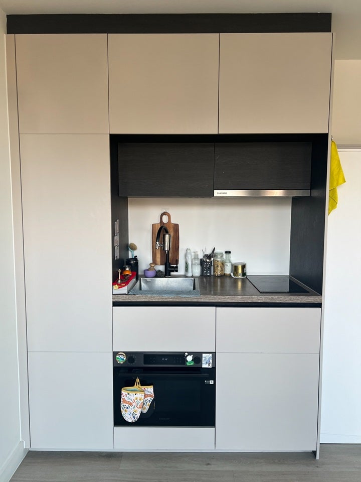 Flat Greenhill Way in Greater London