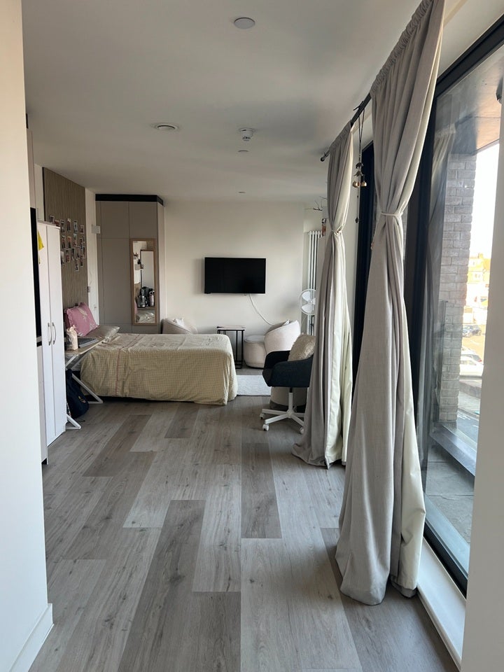 Flat Greenhill Way in Greater London