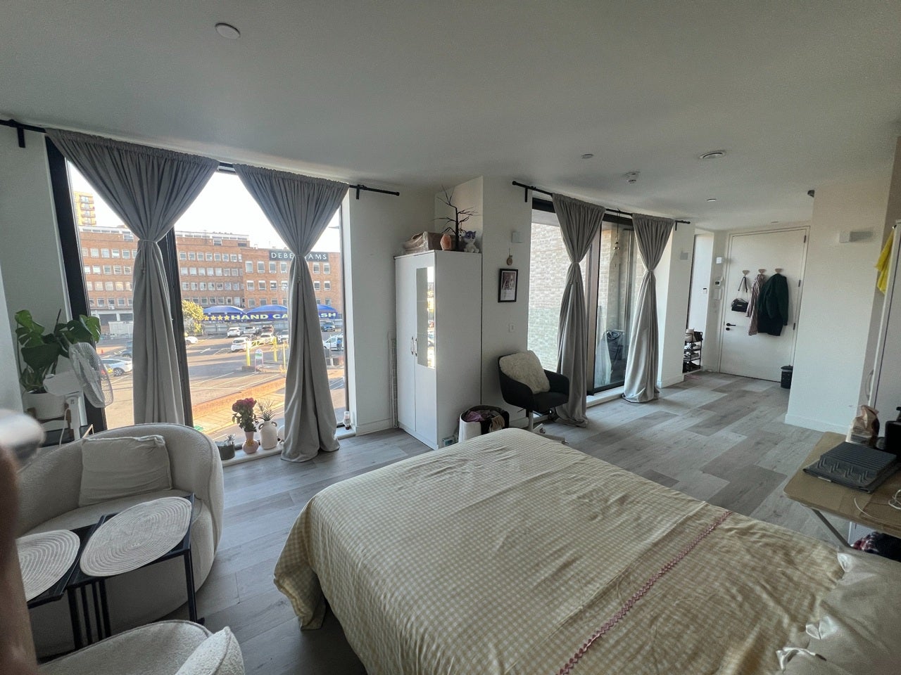 Flat Greenhill Way in Greater London