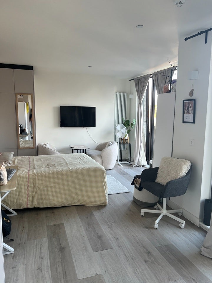 Flat Greenhill Way in Greater London