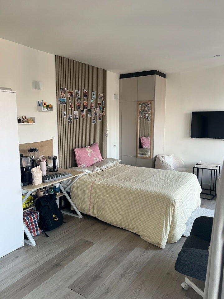 Flat Greenhill Way in Greater London