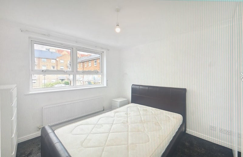Room Schooner Close in Greater London