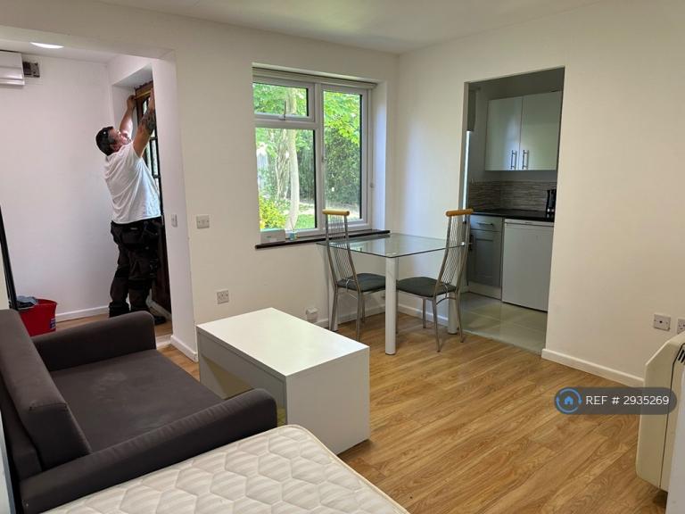 Flat Clarendon Close in Vale of White Horse
