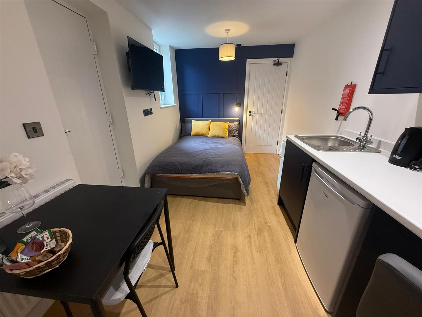 Room Meadow Avenue in Mansfield