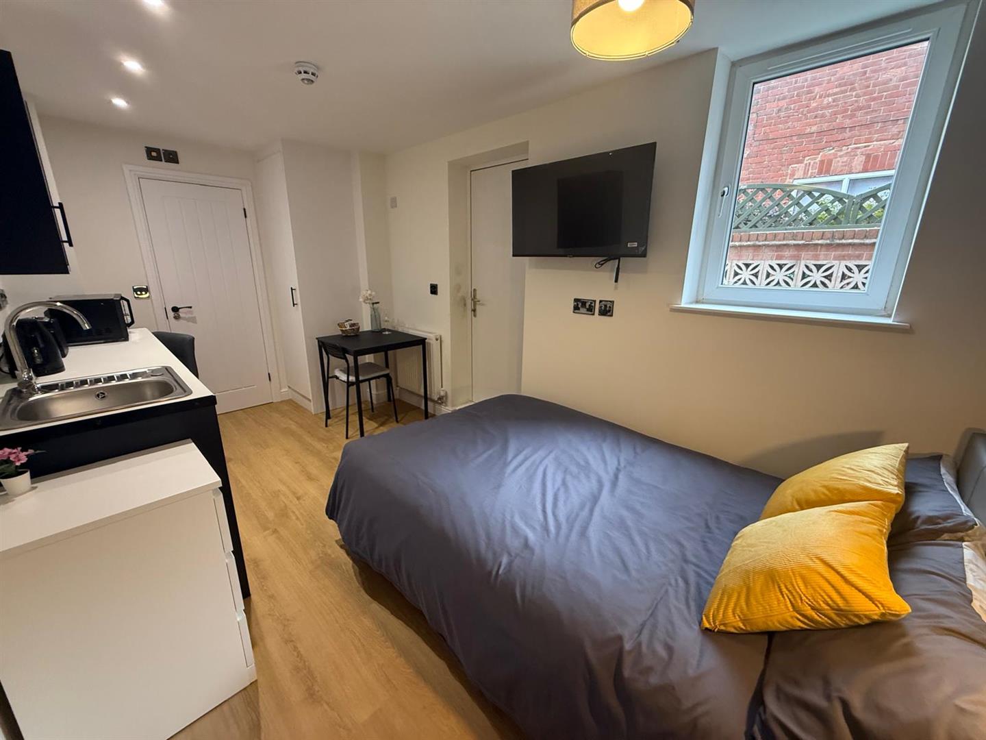 Room Meadow Avenue in Mansfield