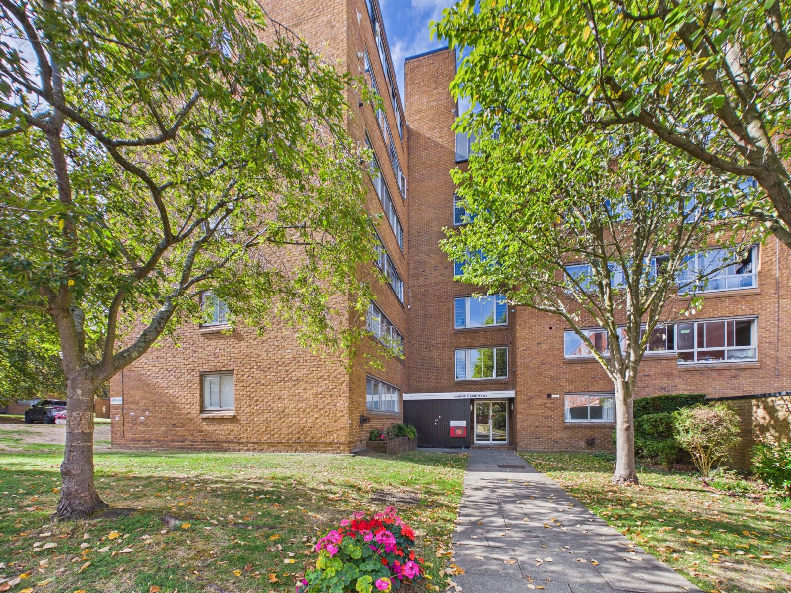 Flat Homefield Park in Greater London