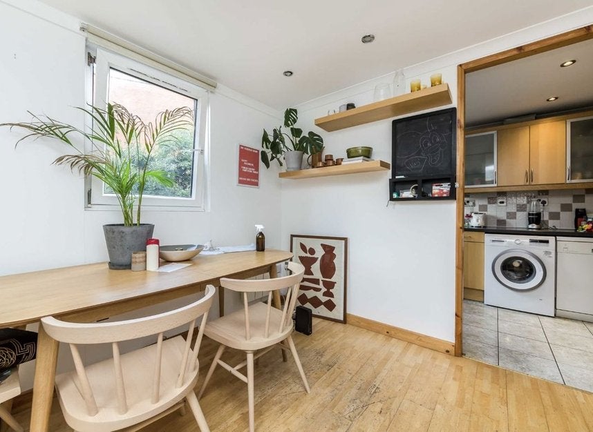 House Bakersfield in Greater London