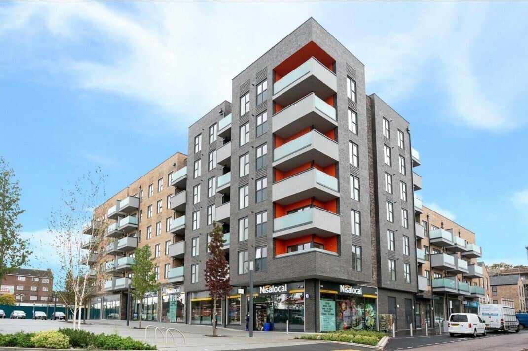 Flat Prestwick Road in Watford