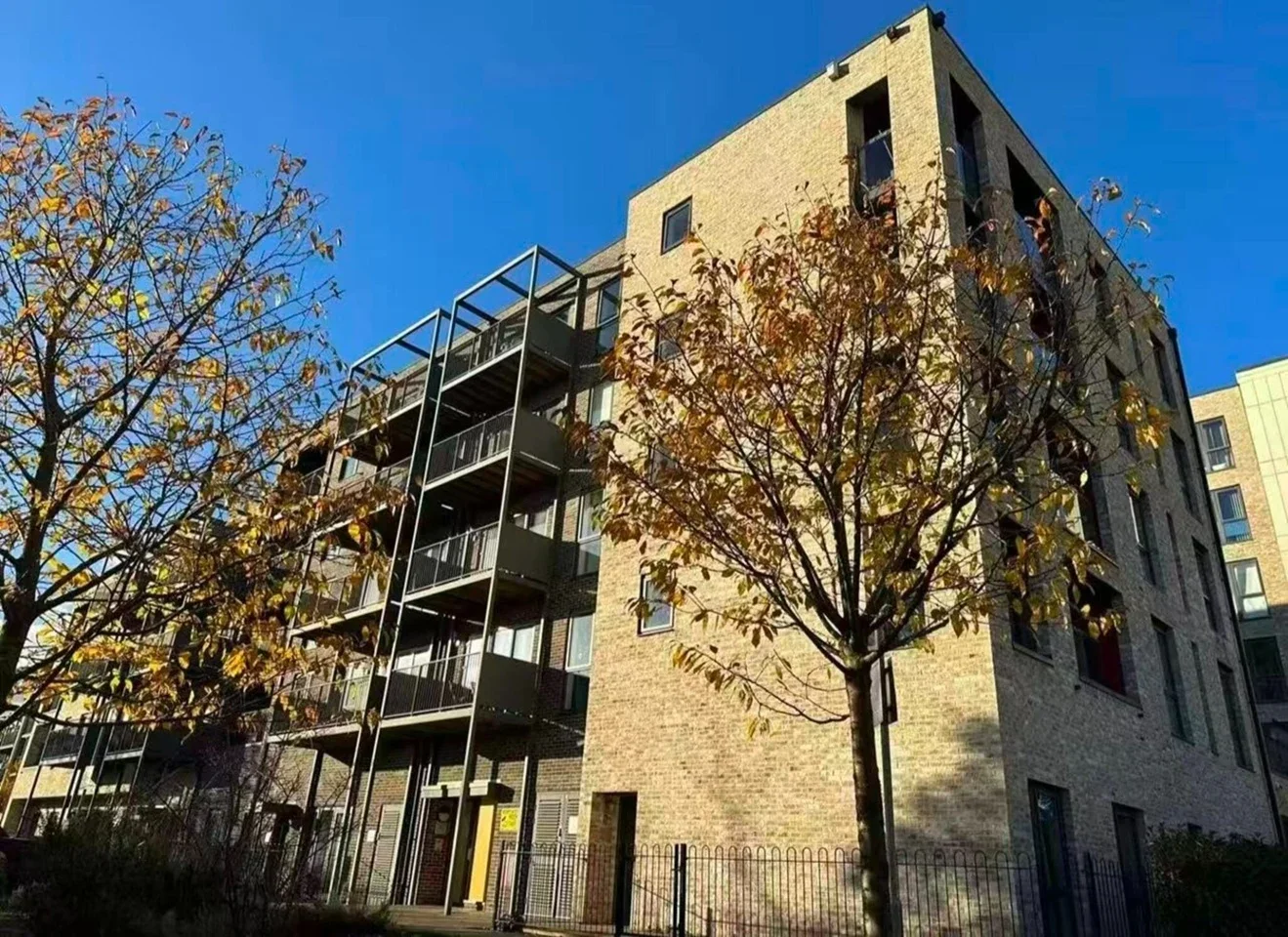 Flat Chronicle Avenue in Greater London