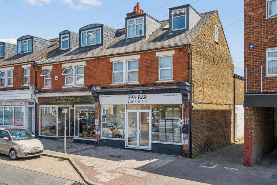 Flat High Street in Greater London