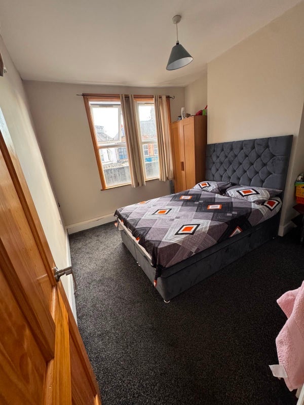 Room Hoe Street in Greater London