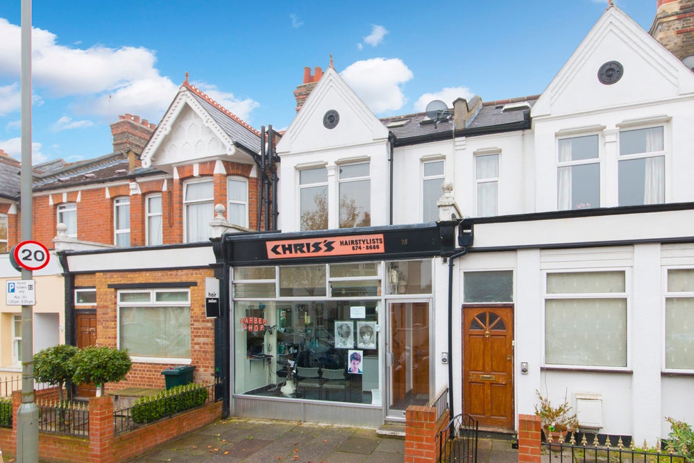 Flat Brookwood Road in Greater London