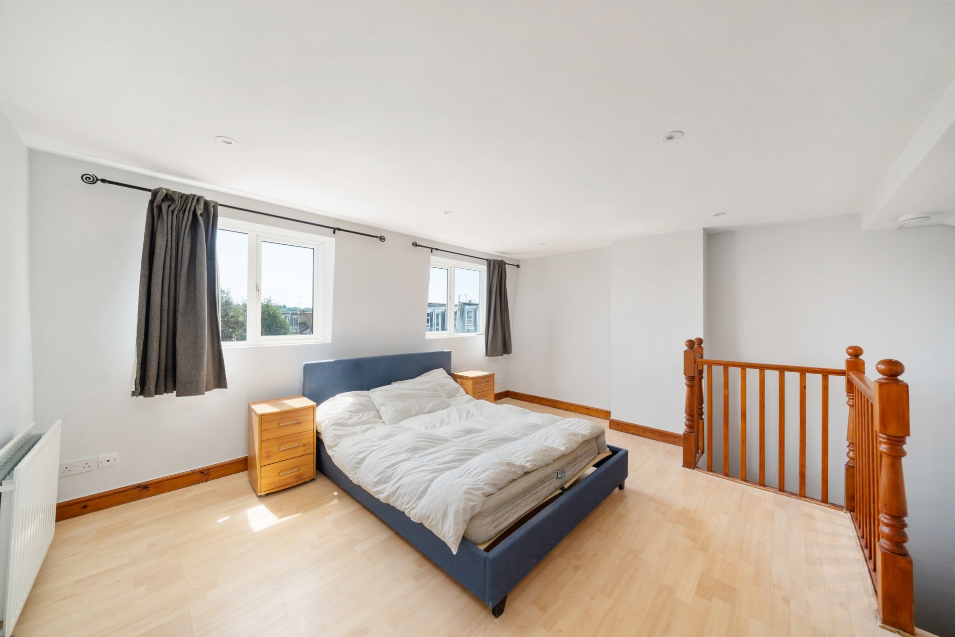 Flat Brookwood Road in Greater London