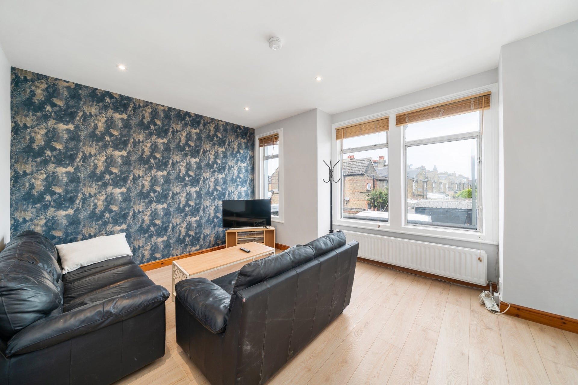Flat Brookwood Road in Greater London