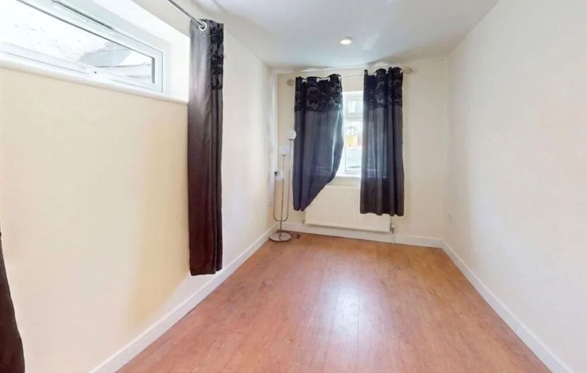 Flat Selhurst Road in Greater London