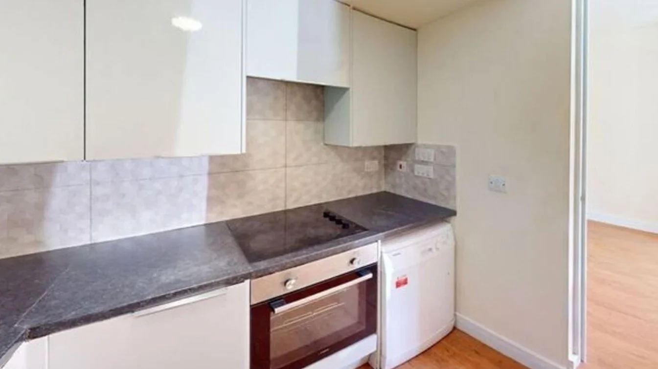 Flat Selhurst Road in Greater London