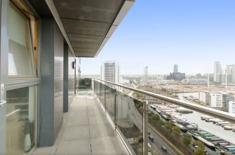 Flat Blackwall Way in Greater London