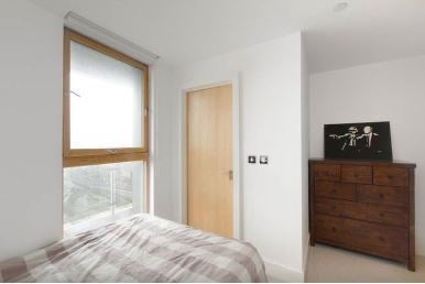 Flat Blackwall Way in Greater London