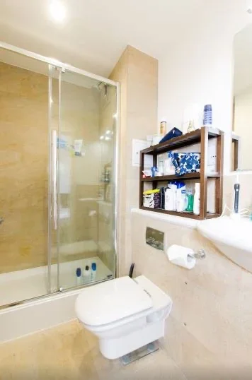 Flat Blackwall Way in Greater London