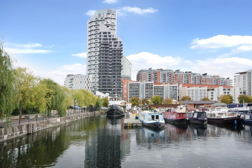 Flat Blackwall Way in Greater London
