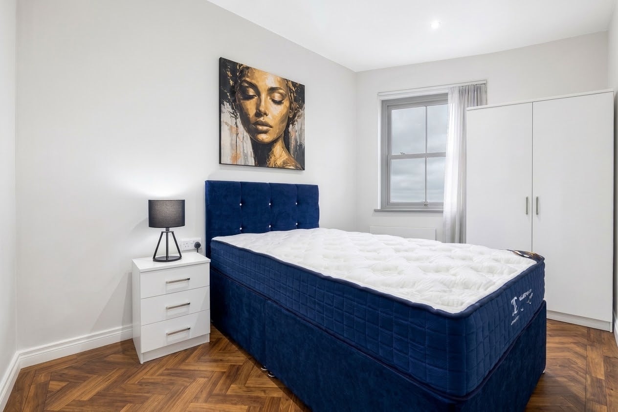 Flat Hatherley Crescent in Greater London