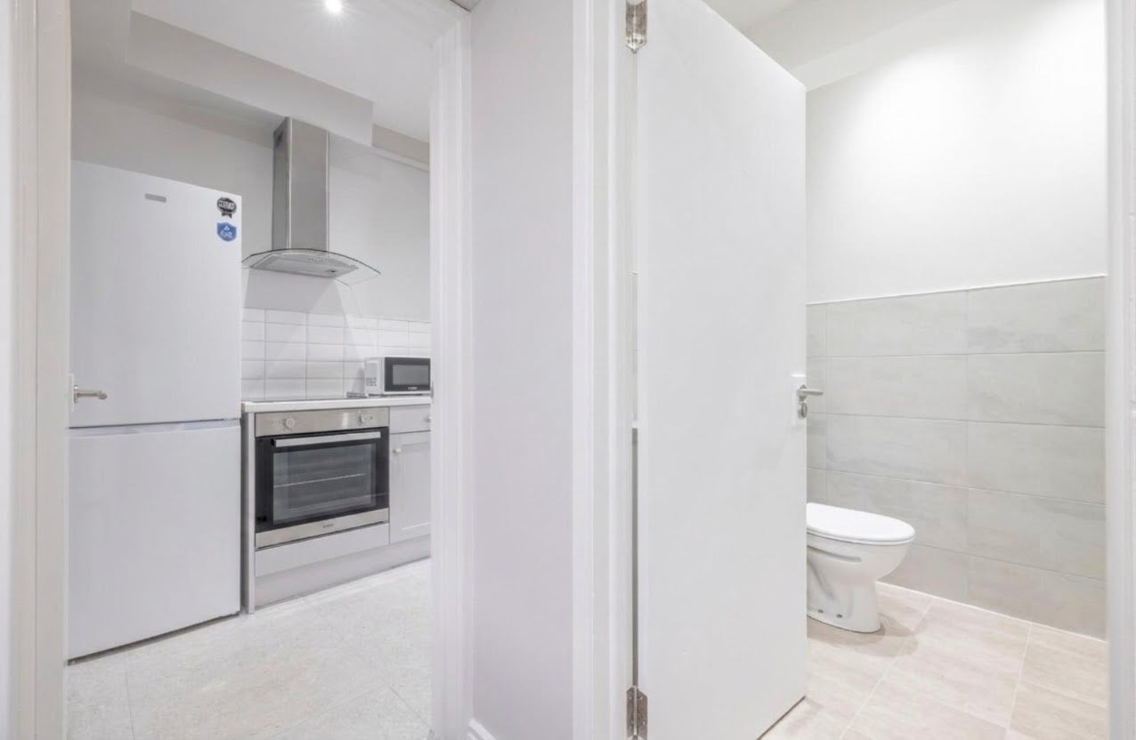 Flat Hatherley Crescent in Greater London