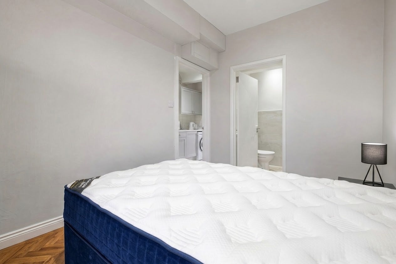 Flat Hatherley Crescent in Greater London