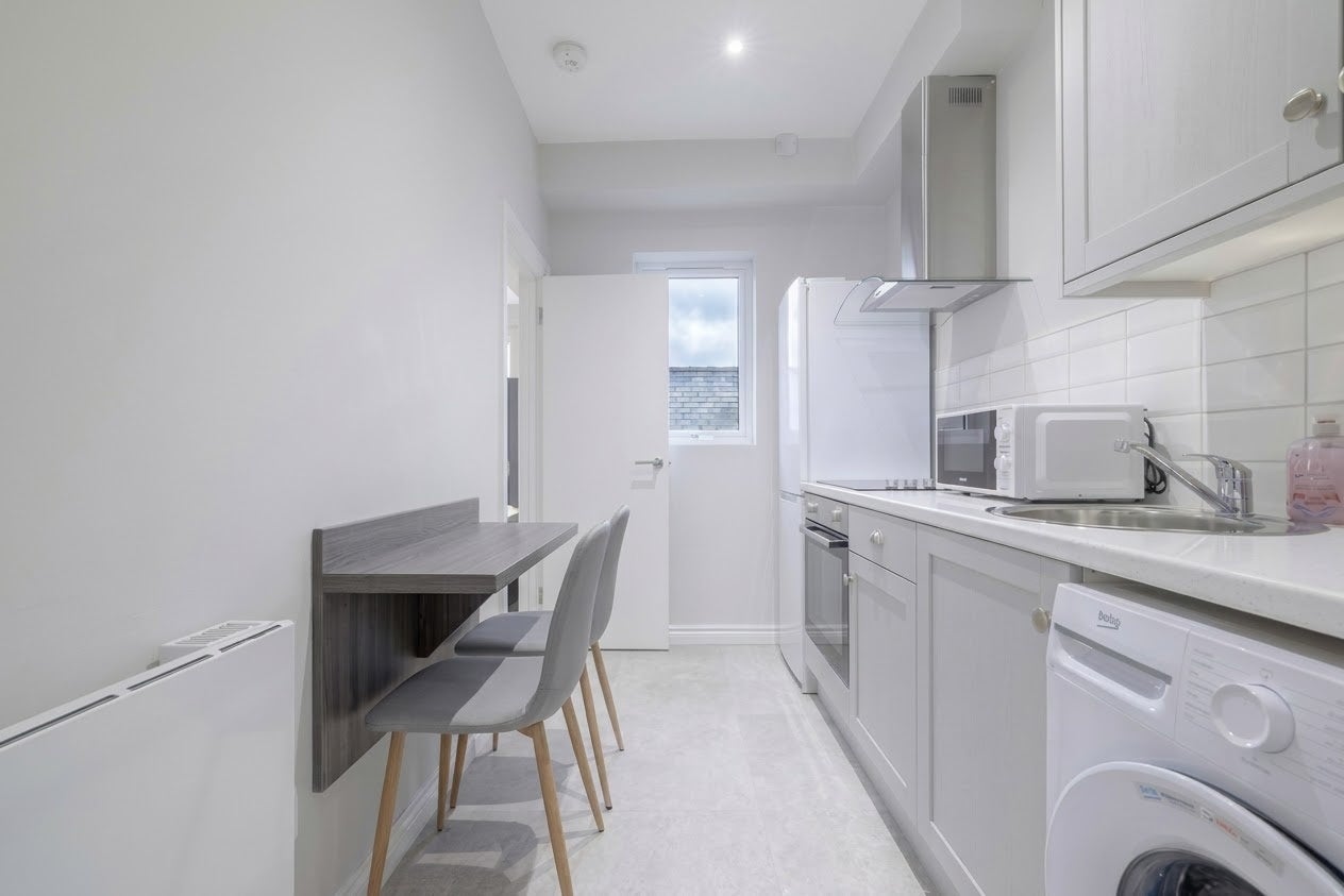 Flat Hatherley Crescent in Greater London