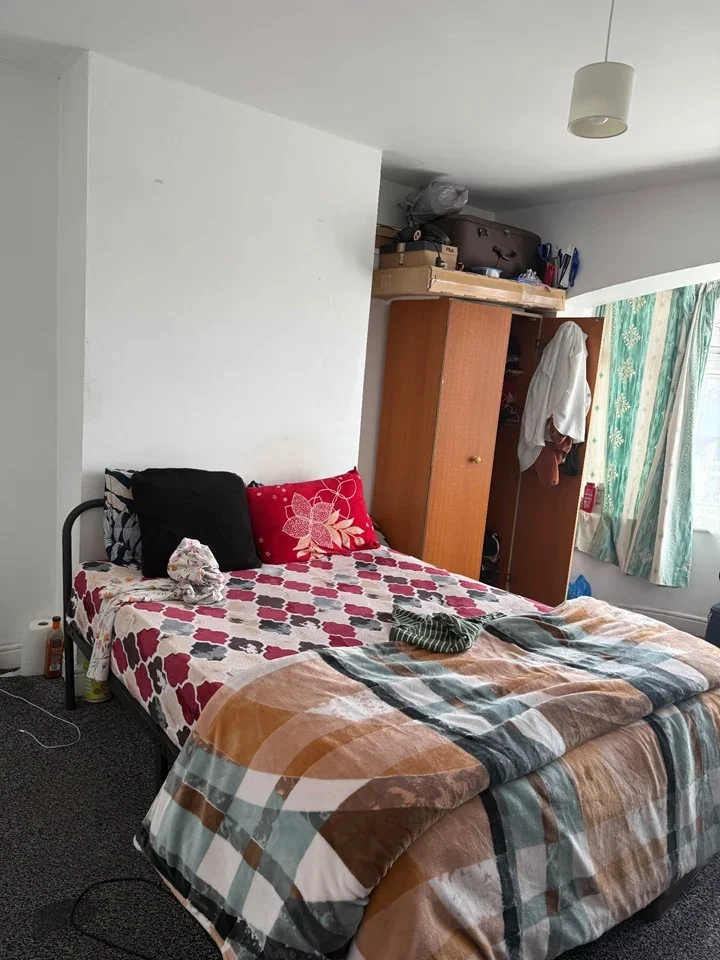 Room Ashburton Avenue in Greater London