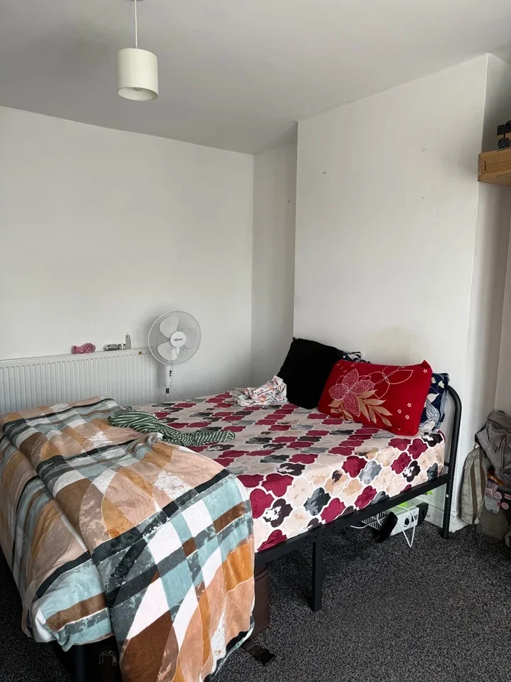 Room Ashburton Avenue in Greater London