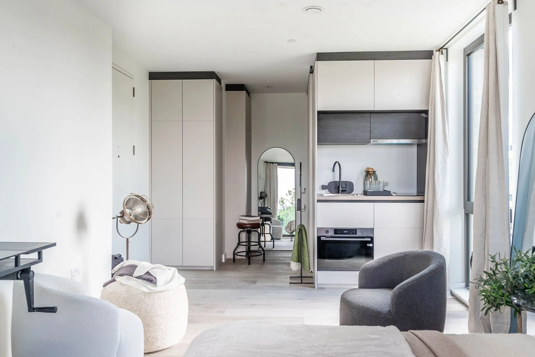 Flat Greenhill Way in Greater London