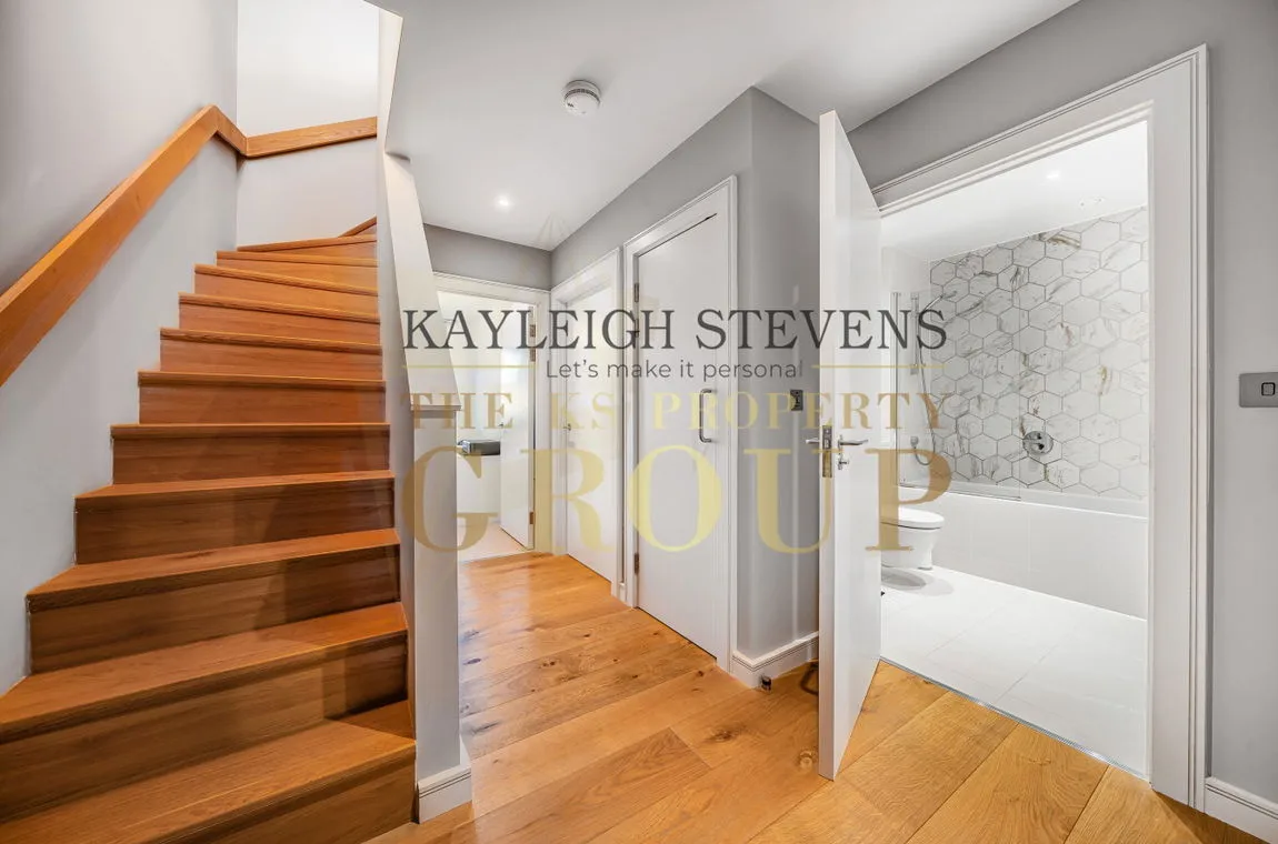 Flat Hawthorne Crescent in Greater London
