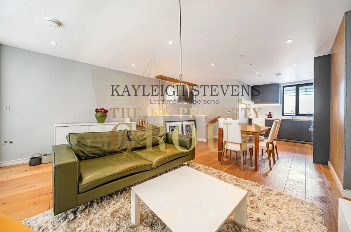 Flat Hawthorne Crescent in Greater London