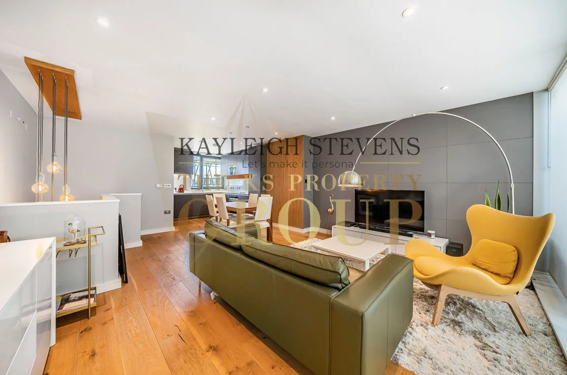Flat Hawthorne Crescent in Greater London