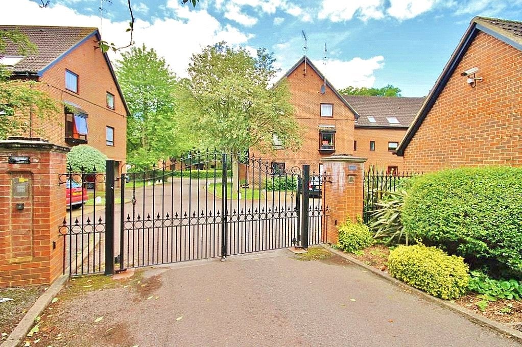 Flat The Oaks in Borough of Spelthorne